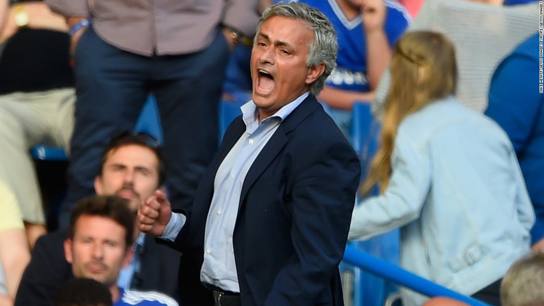 Mourinho, who publicly criticized his medical team after the match, vents his anger on the touchline.
