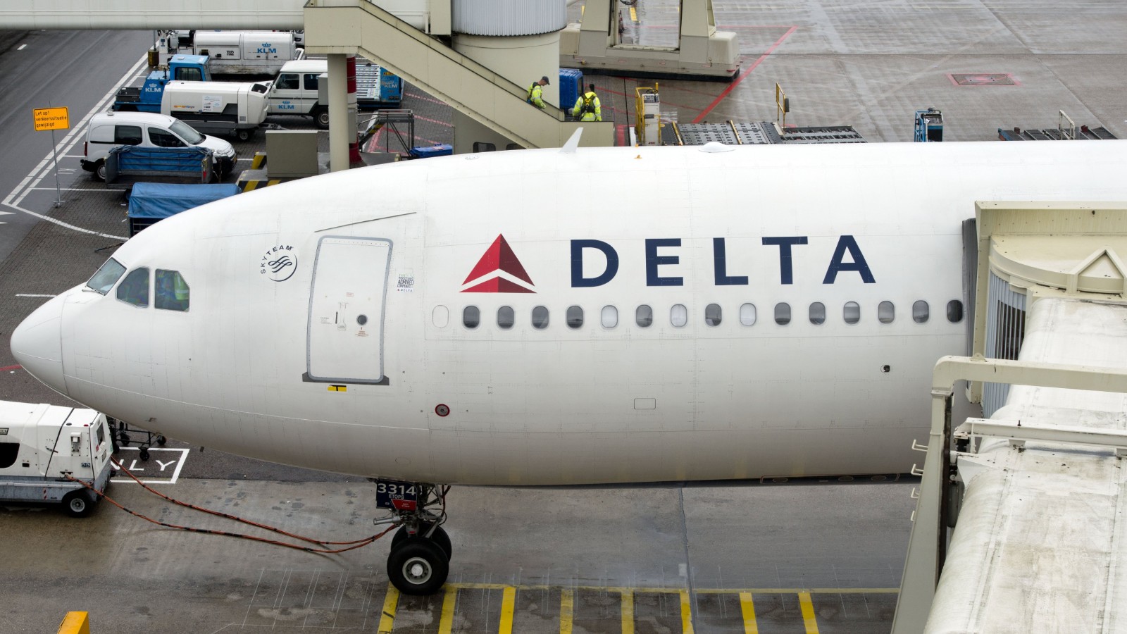 Delta plane hit by lightning - CNN
