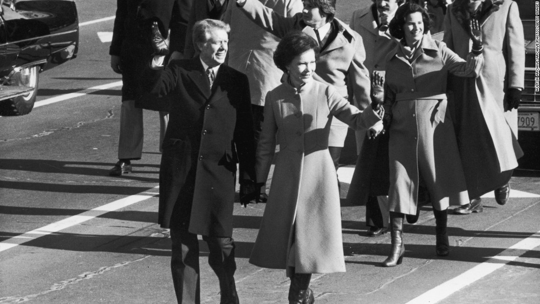 Carter holds his wife&#39;s hand during the inaugural parade.