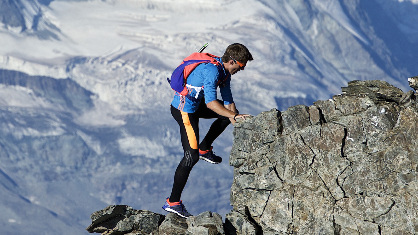 Подъем в гору 7. Тони Курц альпинист. Подъем в гору. Человек взбирается на гору. Восхождение на гору.