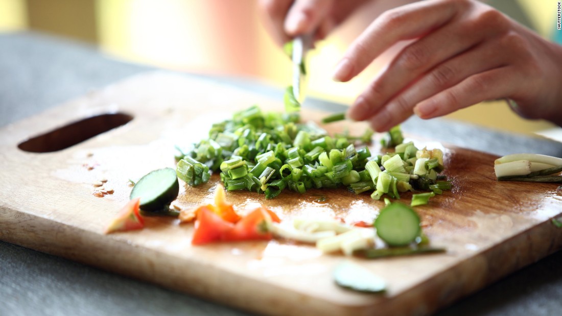 Cooking may seem like a hassle, but 30 minutes in the kitchen can burn about 100 calories. Sure, it would be much easier to pick up dinner on the way home, but &quot;you don&#39;t get the benefits of chopping and moving around,&quot;  Lofton said.