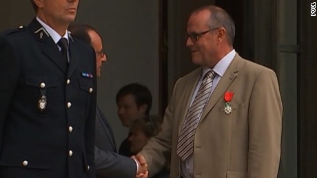 NS Slug: FRANCE: TRAIN HEROES HONORED-CHRIS NORMAN (DEPARTURE, REMARKS)    Synopsis: French President  Francois Hollande gives France&#39;s highest award to train heroes who fought attacker    Video Shows: Chris Norman leaves Elysee Palace after receiving Legion of Honor      Keywords: FRANCE TRAIN TERROR ANTHONY SADLER SPENCER STONE ALEK SKARLATOS CHRIS NORMAN AYOUB EL KHAZZANI