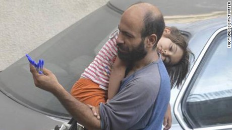 Gissur Simonarson&#39;s photo of Abdul selling pens on the streets of Beirut as he cradled his sleeping daughter struck a chord with more than 6,000 of  Simonarson&#39;s Twitter followers.