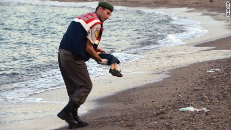 Photo shows one tiny victim of Europe&#39;s refugee crisis