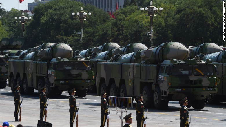 Des véhicules militaires transportant des missiles DF-21D sont exposés lors d'un défilé militaire sur la place Tiananmen à Pékin le 3 septembre 2015.