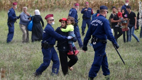 Refugees break past police in sprint toward border