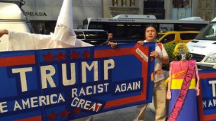 Η μισή χώρα πιστεύει ότι ο Donald Trump είναι ρατσιστής.  ΗΜΙΣΥ.