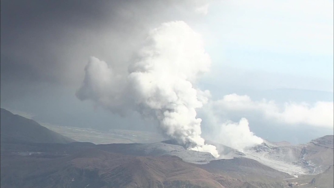 Así fue la erupción del volcán Aso en Japón - CNN Video