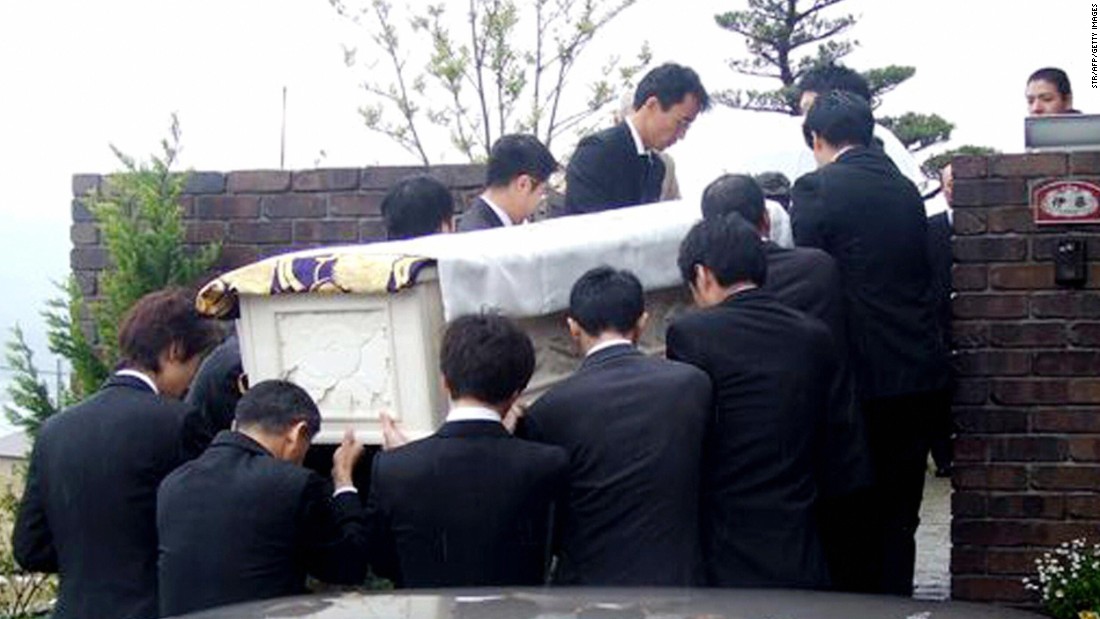 Relatives carry the body of Iccho Ito, the mayor of Nagasaki who was shot and killed by Yamaguchi-gumi member Tetsuya Shiroo, in April 18, 2007.