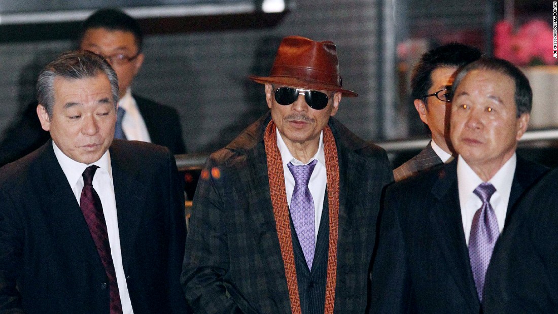 Kenichi Shinoda (center), head of Japan&#39;s largest organized crime syndicate, the Yamaguchi-gumi, after his release from prison in 2011.