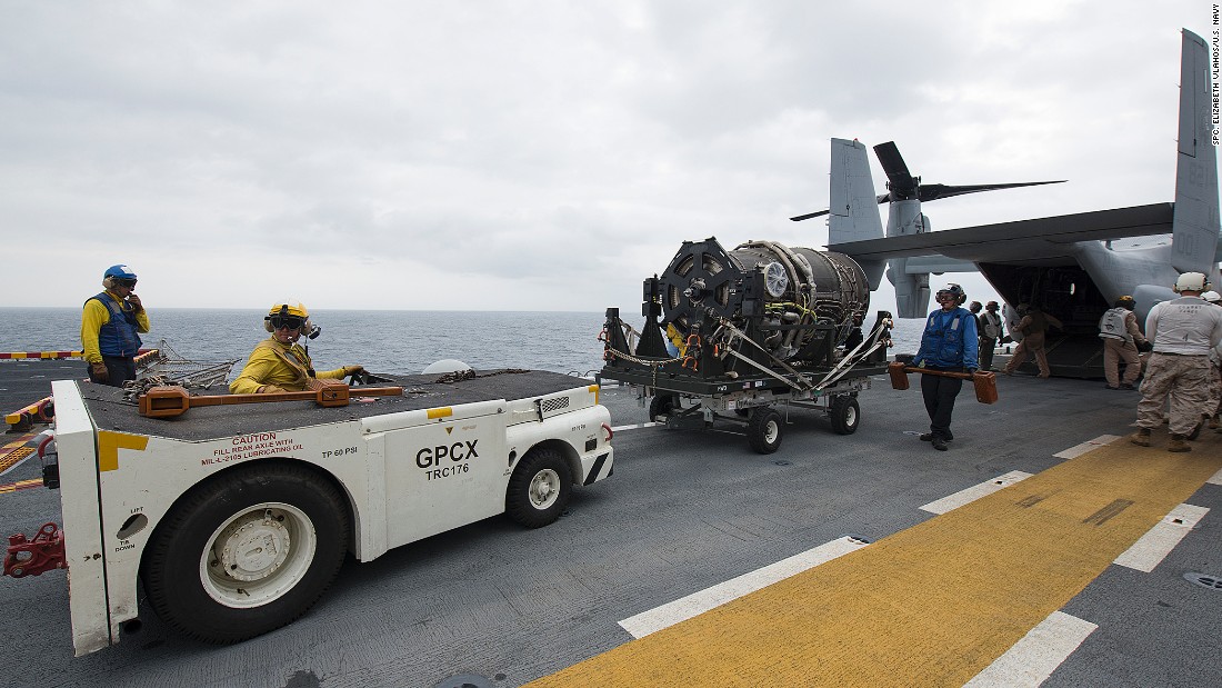 Sailors and Marines remove a generator for the F-35B Lightning II aircraft from an MV-22 Osprey assault support aircraft aboard the amphibious assault ship USS Wasp during operational testing in May. A new Pentagon report says the testing highlighted maintenance challenges for the F-35.