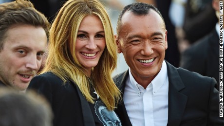 NEW YORK, NY - SEPTEMBER 11:  Actress Julia Roberts and Joe Zee attend the Givenchy fashion show during Spring 2016 New York Fashion Week at Pier 26 at Hudson River Park on September 11, 2015 in New York City.
