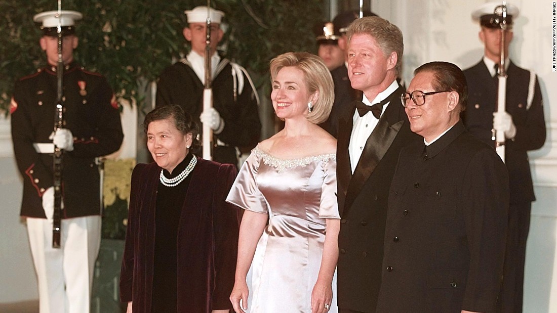 U.S. President Bill Clinton and First Lady Hillary Clinton welcome former Chinese President Jiang Zemin and his wife Wang Yeping at a White House state dinner in Jiang&#39;s honor on October 29, 1997. During his visit to the U.S., Putting aside their differences on human rights and democratic reform, Clinton and Jiang announced a pact aimed at halting the spread of nuclear weapons and giving China access to U.S. nuclear power plant technology.