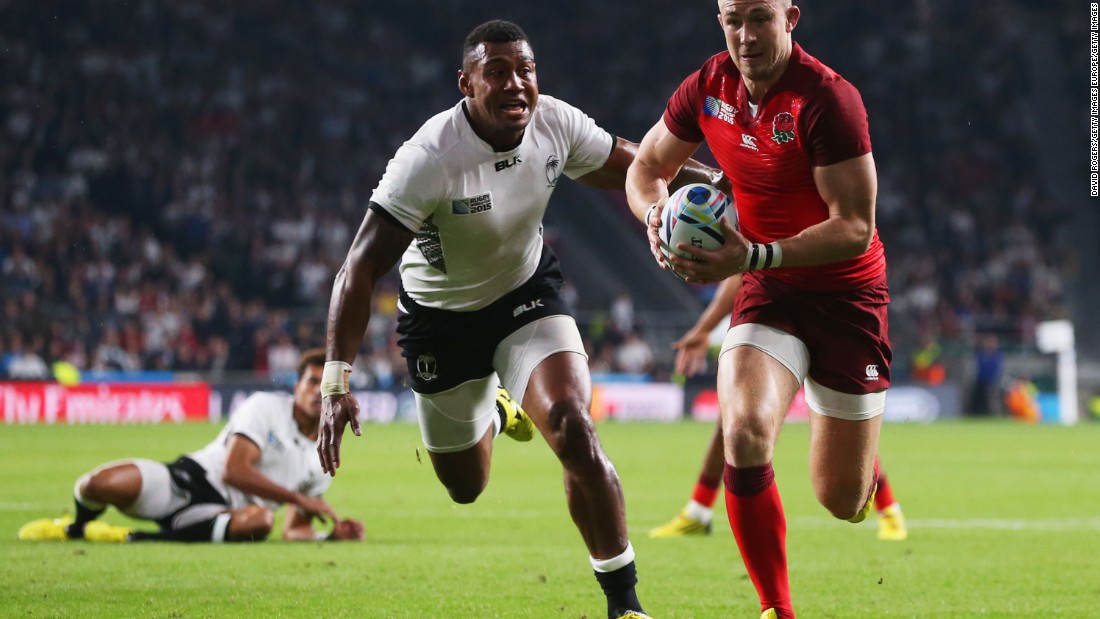 England&#39;s Mike Brown sprints free to score the second try of the match. The full back added another in the second half as the host&#39;s eventually ran out 35-11 winners.