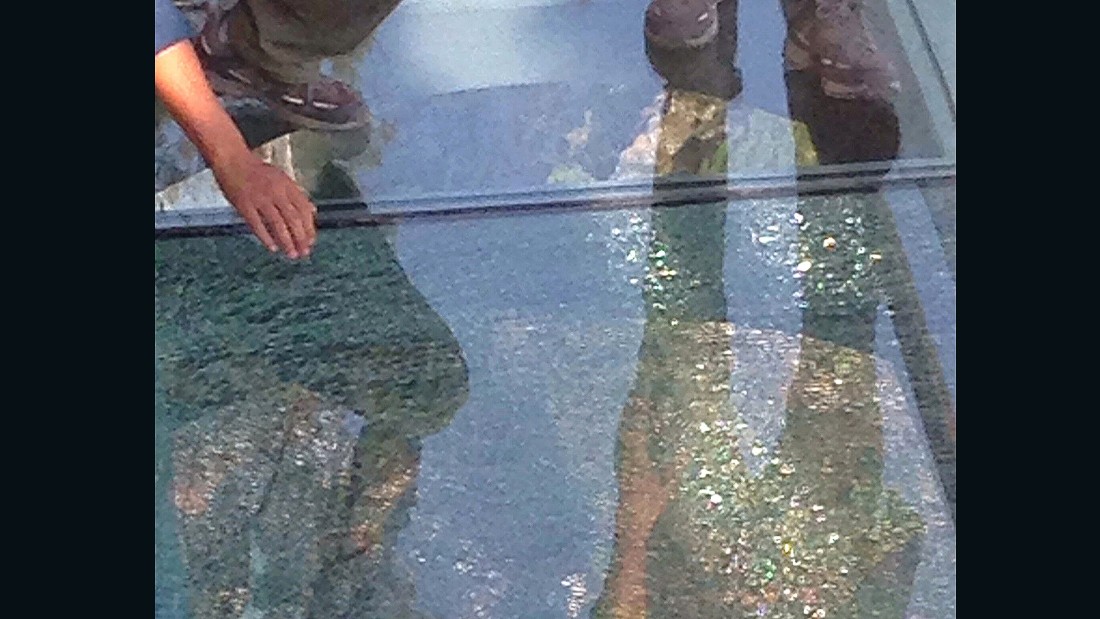 Cracks appear on China's new Yuntaishan glass walkway | CNN Travel