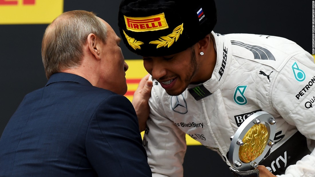 Lewis Hamilton Did F1 Star Spray Putin With Champagne Cnn 