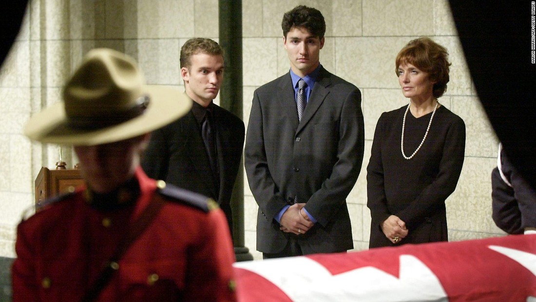 From left, Sacha, Justin and their mother, Margaret, look over Pierre Trudeau&#39;s casket in the Hall of Honor on Parliament Hill in Ottawa. The former Prime Minister died September 28, 2000, at age 80.