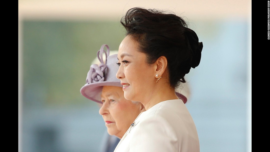 The Queen and Peng watch Xi inspect the guard of honor.