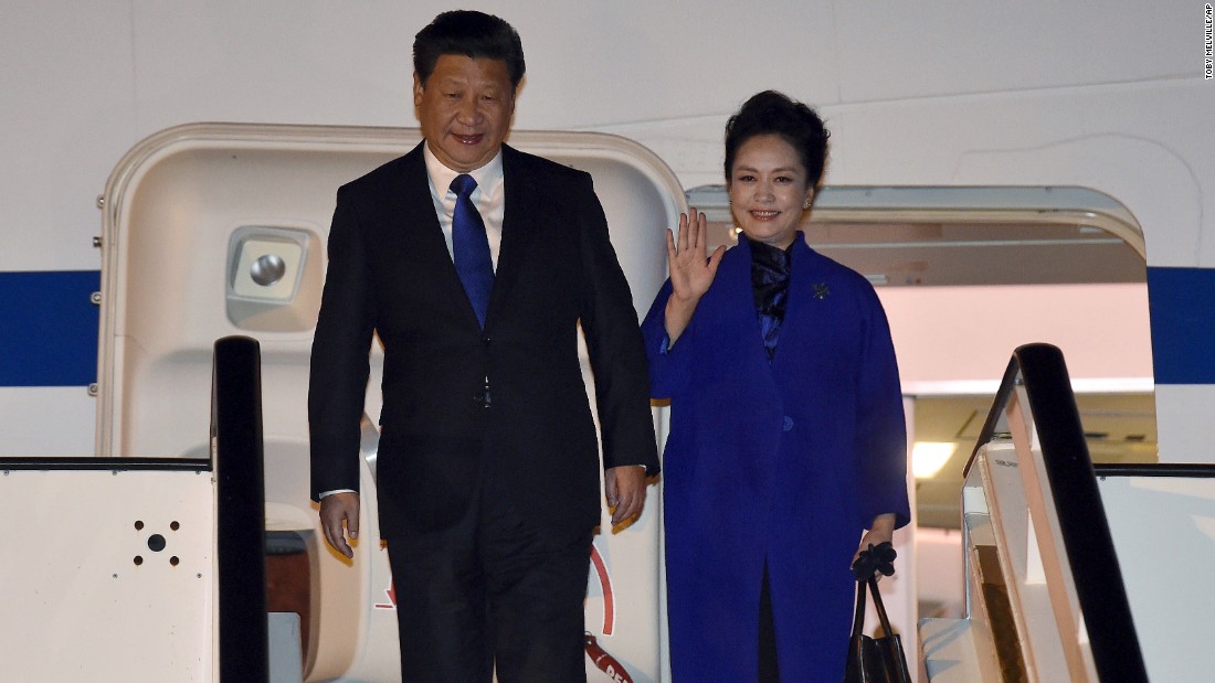 Xi and Peng arrive at the airport.