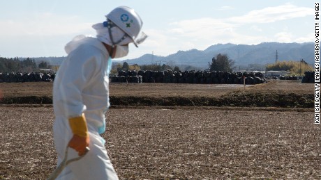 TOMIOKA, JAPAN - MARCH 10:  Workers remove soil during decontamination work on March 10, 2015 in Tomioka, Fukushima prefecture, Japan. On March 11 Japan commemorates the fourth anniversary of the magnitude 9.0 earthquake and tsunami that claimed more than 18,000 lives, and subsequent nuclear disaster at the Fukushima Daiichi Nuclear Power Plant.  (Photo by Ken Ishii/Getty Images)