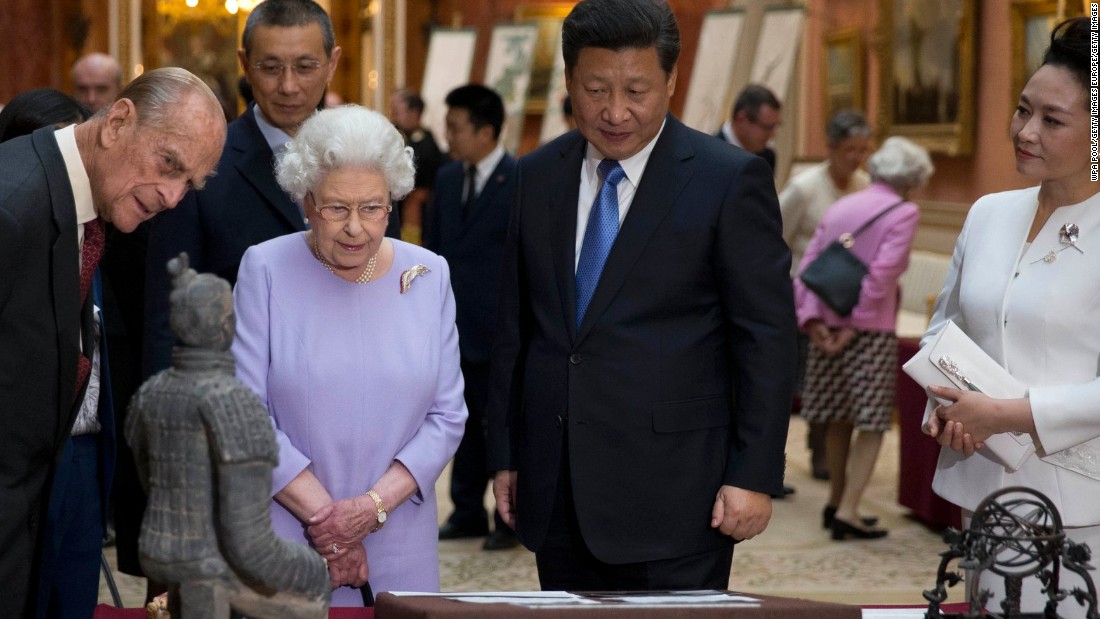 President Xi and First Lady Peng Liyuan with Britain&#39;s Queen Elizabeth II and Prince Philip, Duke of Edinburgh, took time to view a display of Chinese items from the Royal Collection at Buckingham Palace. 