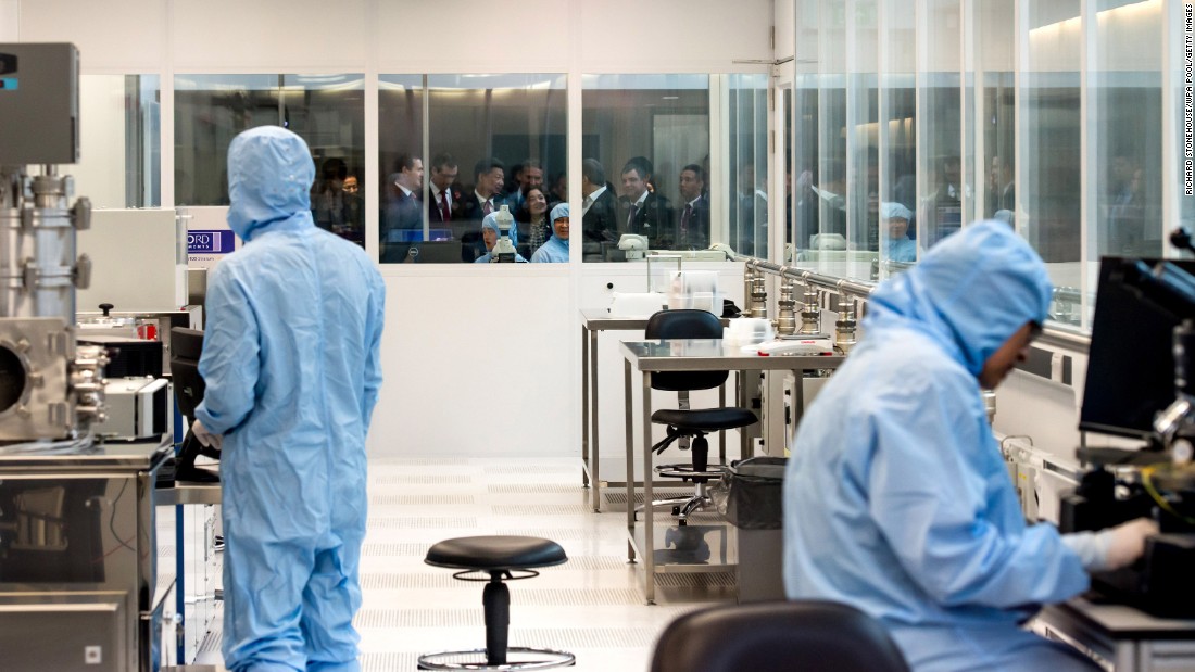 Xi tours the National Graphene Institute at the University of Manchester on October 23.