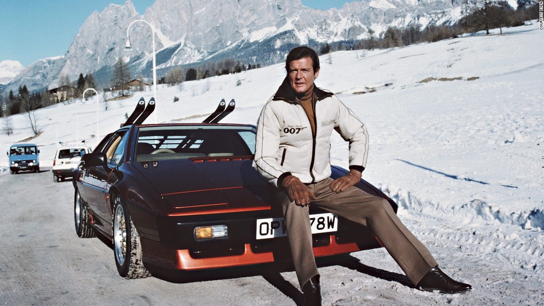 Eschewing the Citroen, Bond breaks out another awesome Lotus on the ski slopes of Cortina. Unfortunately he finds a dead body inside.