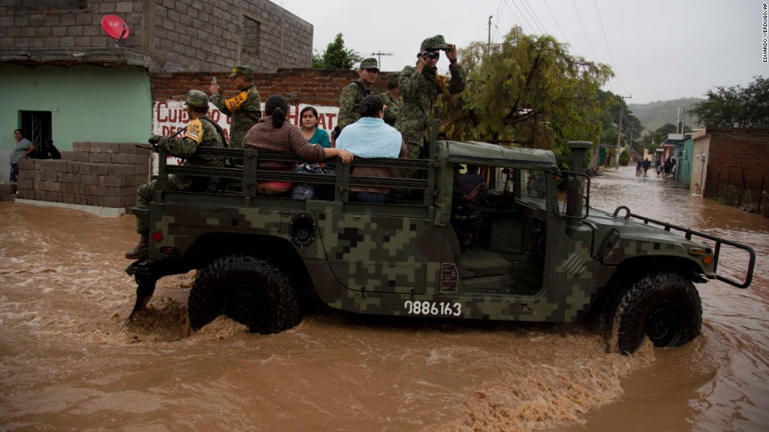 Soldiers evacuate residents to a shelter in Zoatlan on October 24. 