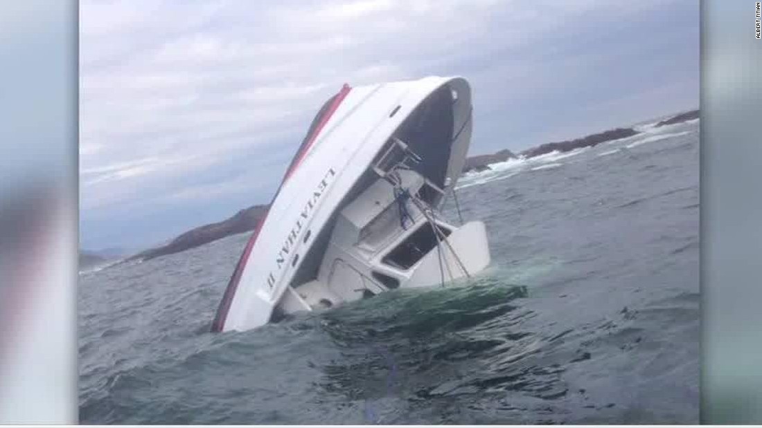 cancun tour boat sinks