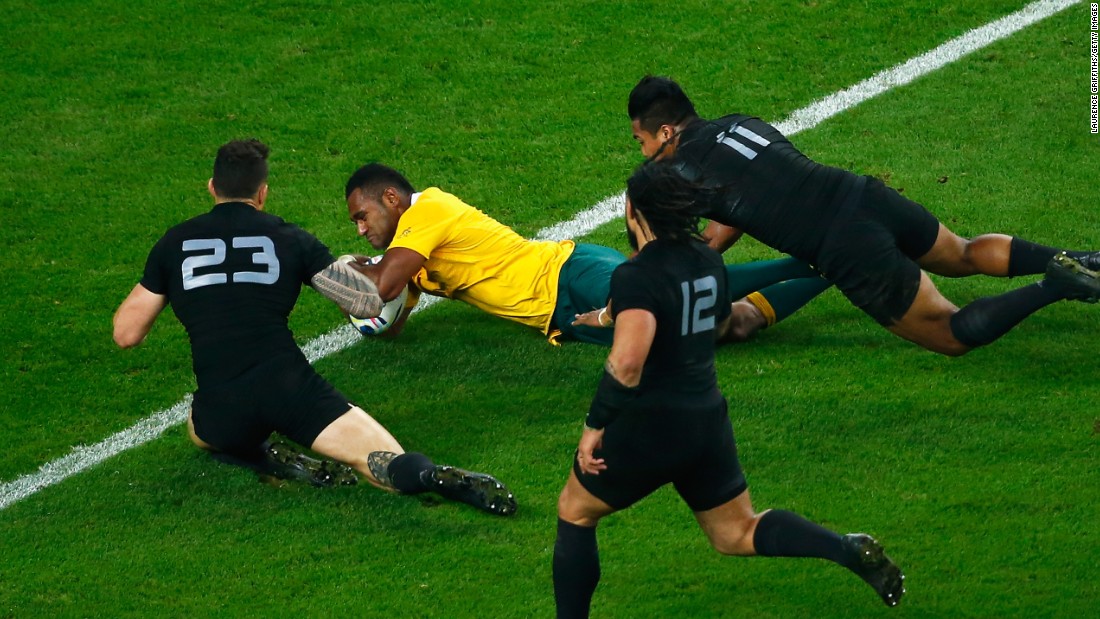 Tevita Kuridrani holds off Sonny Bill Williams and Savea to dive over for Australia&#39;s second try in a second half fightback, which was eventually in vain.