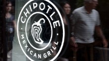 People pass walk by a Chipotle Restaurant  in Manhattan on September 11, 2015 in New York. Chipotle's 1,850 restaurants spent September 9, 2015 in a cram effort to hire 4,000 new workers to staff a rapid expansion, as it adds 200 more outlets this year. Built on a pitch of fresh, organic and locally sourced ingredients for its burrito wraps and tacos, the thriving US chain is making clear it is not ready to ease up on expansion plans.  AFP PHOTO/KENA BETANCUR        (Photo credit should read KENA BETANCUR/AFP/Getty Images)