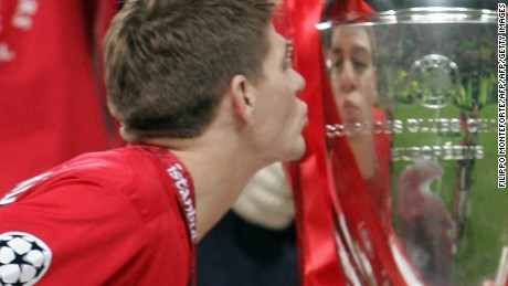 Istanbul, Turquie: le capitaine de Liverpool Steven Gerrard embrasse la throphie entourée de coéquipiers à la fin de la finale de football de l'UEFA Champions League AC Milan contre Liverpool, le 25 mai 2005 au stade Atatürk d'Istanbul. 