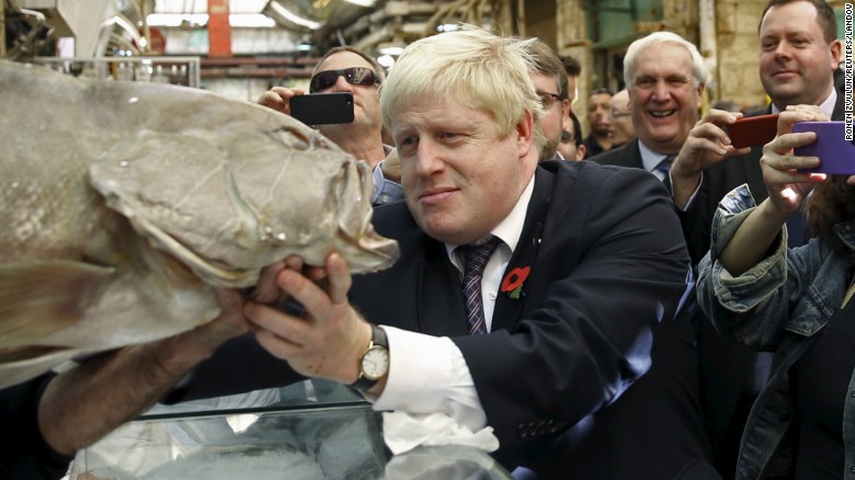 Boris Johnson looks at a fish while touring the Mahane Yehuda market in Jerusalem November 10, 2015.  