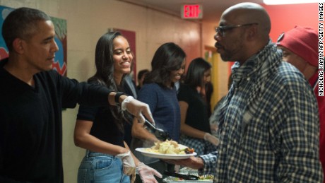 Obama family serves Thanksgiving dinner to homeless and vets in 2015