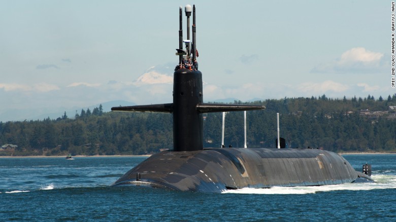 Il sottomarino missilistico balistico USS Pennsylvania torna a casa nel suo porto di origine dello stato di Washington dopo una pattuglia di deterrenza strategica nel 2015.