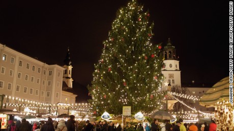 SALZBURG, AUSTRIA - NOVEMBER 28:  Visitors walk among stalls at the annual Christmas market at Mozartplatz on its opening day on November 28, 2015 in Salzburg, Austria.  (Photo by Johannes Simon/Getty Images)