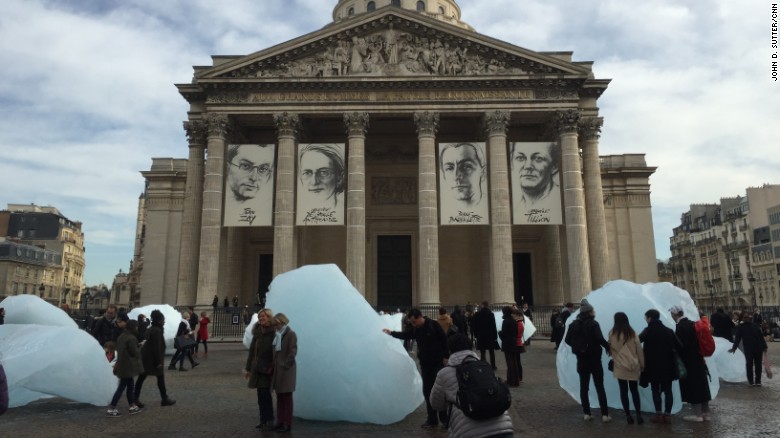 Glacial ice placed around Paris as protest