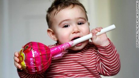 Según un estudio, casi todos los niños pequeños y la mayoría de los bebés en los Estados Unidos comen demasiada azúcar.