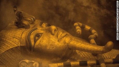 Il sarcofago del re Tutankhamon esposto nella sua camera funeraria nella Valle dei Re.