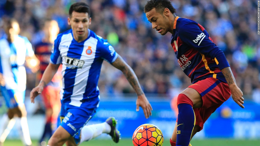 Barcelona&#39;s Brazilian forward Neymar (R) controls the ball past RCD Espanyol&#39;s Paraguayan midfielder Hernan Perez in what was a closely fought game.