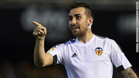 Paco Alcacer of Valencia celebrates his side&#39;s late equalizer in the 2-2 draw with Real Madrid in the Mestella.
