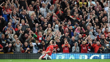 Rooney celebrates after scoring during a league match against Arsenal at Manchester&#39;s Old Trafford on August 29, 2009.