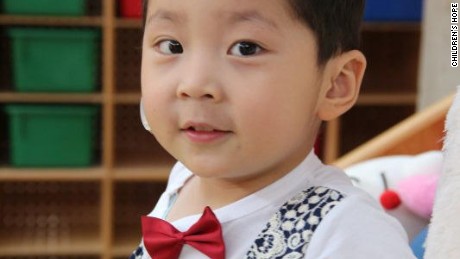 Syntynyt vuonna 2011, Yuan Kai on ollut Childrenapos;s Hopen hoidossa toukokuusta 2015 lähtien. Hän on kuuro ja mykkä. Hänen hoitajansa sanovat, että hän on quot;erittäin komea, mutta hieman tuhma.quot; Yuan Kai on tällä hetkellä kirjoilla paikallisessa päiväkodissa.
