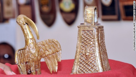 A picture shows two artifacts from the &quot;Benin Bronzes&quot; collection, a long-beaked bird and the monarch&#39;s bell, returned to the Benin kingdom by a British pensioner during a ceremony in Benin City, Nigeria, on June 20, 2014. 