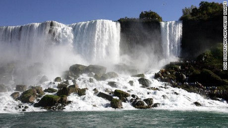 Partie de la partie américaine des chutes du Niagara, dans l'État de New York, où Tesla a exploité la puissance de l'eau pour créer l'une des premières centrales hydroélectriques du monde, l'usine Adams. (Photo credit should read DON EMMERT/AFP/Getty Images)