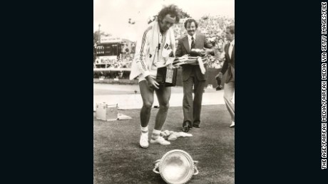 Mark Edmondson drops his winner&#39;s trophy in 1976.  