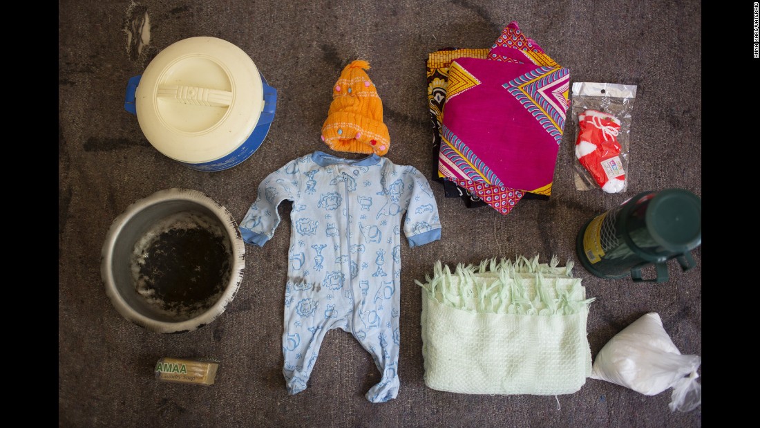 Agnes Noti&#39;s bag includes: clothes for the baby, a blanket for the baby, socks, a basin, a flask and tea.