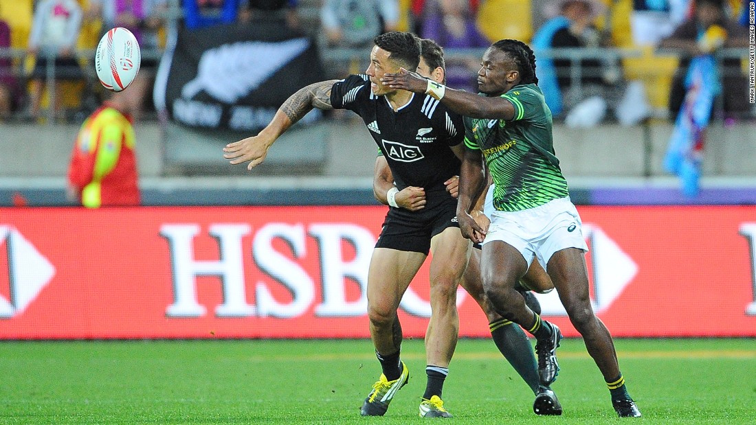An error by 2015 Rugby World Cup winner Williams allowed fellow 15-a-side convert Francois Hougaard to set up Seabelo Senatla for South Africa&#39;s third try. 