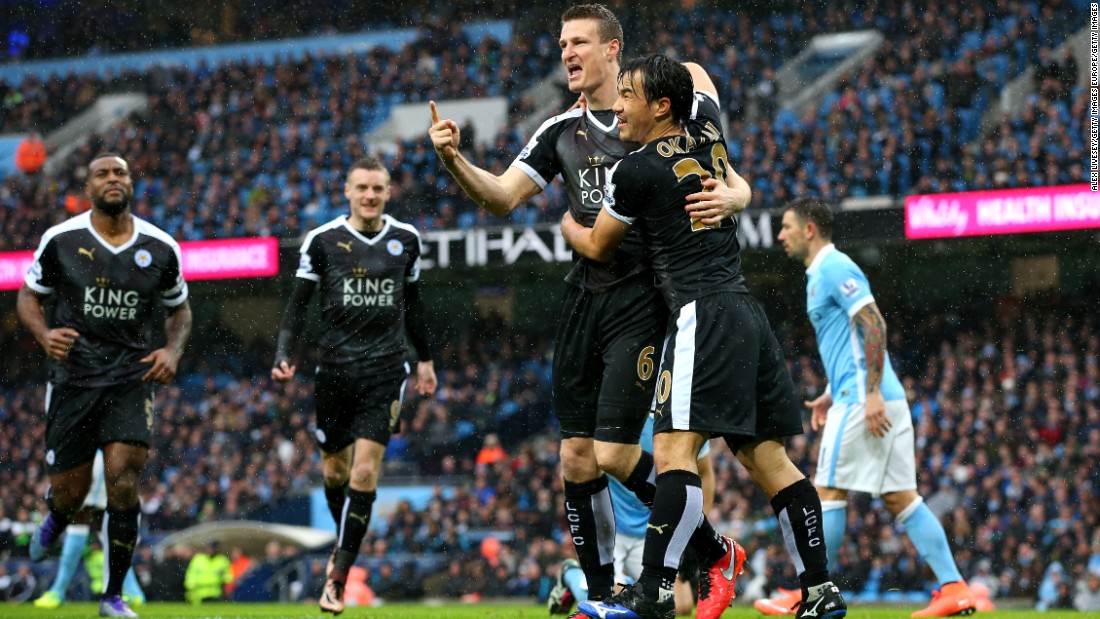 Robert Huth (3rd L) of Leicester City celebrates scoring his team&#39;s first goal with his teammate Shinji Okazaki during the Premier League match between Manchester City and Leicester City at the Etihad Stadium on February 6, 2016.