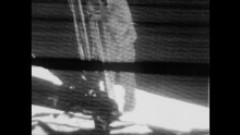 This well-known angle shows Neil Armstrong&#39;s first step on the moon. A new film has a different view.